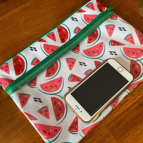 Makeup/Cosmetic Bag you can take to the beach. - Picture 2 of 5